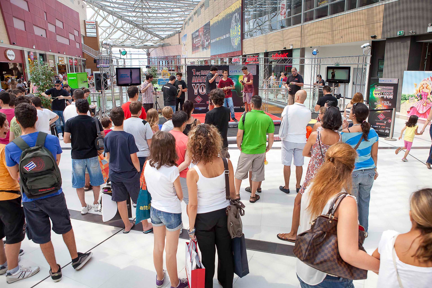 Greek Yo-Yo Contest στο The Mall Athens – σκηνή, ομάδα και παιδιά που μαθαίνουν tricks