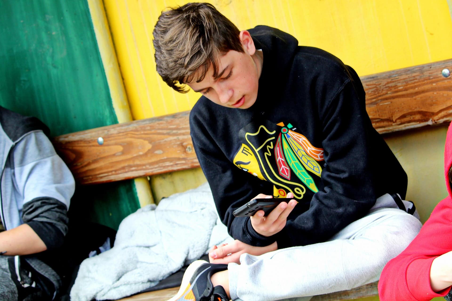 Παιδί στο κρεβάτι με smartphone – το δίλημμα της οθόνης