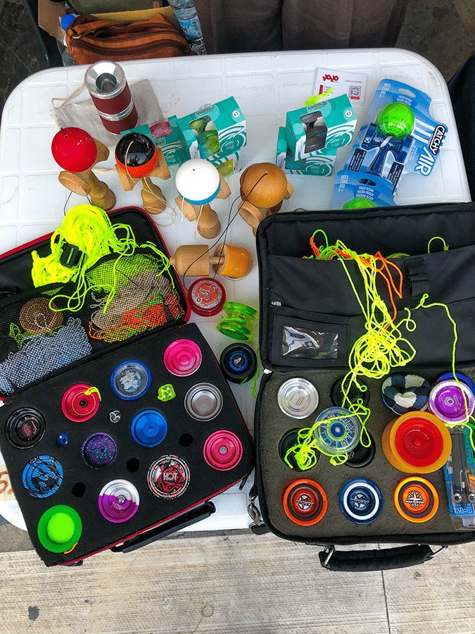 Πάγκος Yo-Yo.gr με yo-yos, kendama, footbag και άλλα skill toys στο LA Comics Festival Vol.8